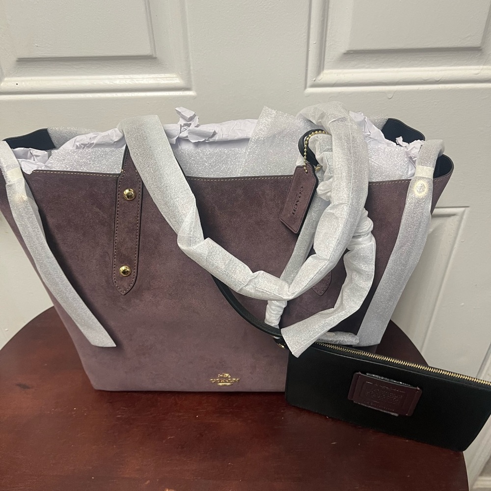 🎉1 HOUR SALE 🎉 Lavender Suede Coach Large Market Tote